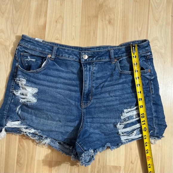 American Eagle Women's Medium Wash Distressed Mom Stretch Short Size 20 - Picture 3 of 8